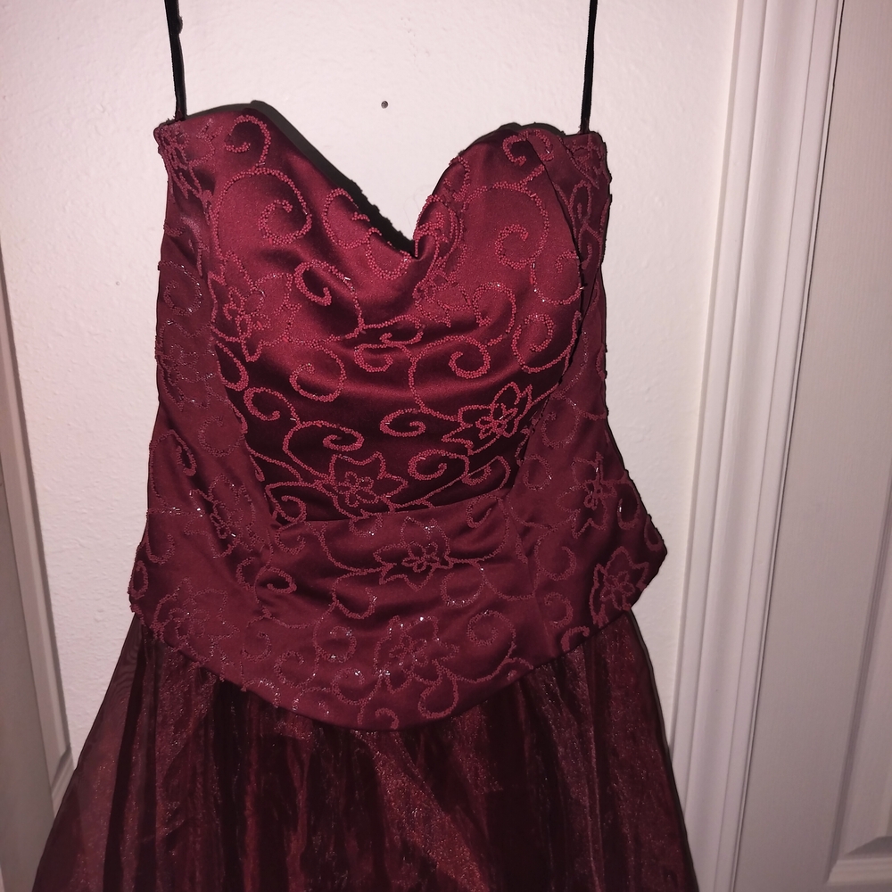Elegant Burgundy Strapless Dress